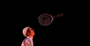 Jongleur avec balles et raquettes de tennis