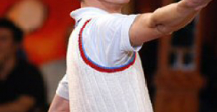 Jongleur avec balles et raquettes de tennis