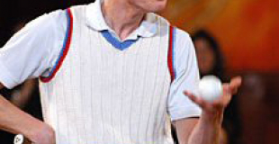 Jongleur avec balles et raquettes de tennis