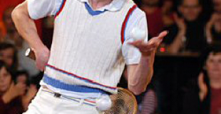 Jongleur avec balles et raquettes de tennis