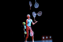 Jongleur avec balles et raquettes de tennis
