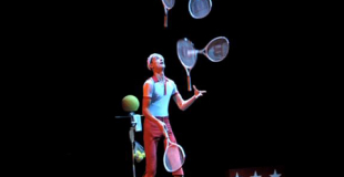 Jongleur avec balles et raquettes de tennis