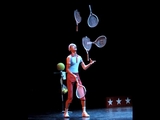 Jongleur avec balles et raquettes de tennis