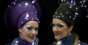 Spectacle de rue fixe tout en lumières et en nocturne