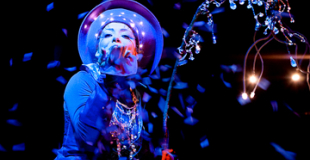 Spectacle de rue fixe tout en lumières et en nocturne (crédit photo : Galorbe)