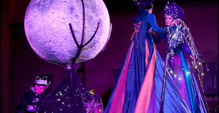 Spectacle de rue fixe tout en lumières et en nocturne (crédit photo : Galorbe)