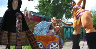 Spectacle de rue déambulatoire dansé et sur échasses