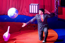 Clown de reprise et jongleur