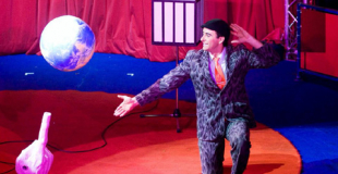 Clown de reprise et jongleur