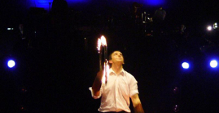 Clown de reprise et jongleur