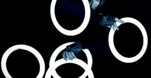 Jonglage lumineux avec cerceaux