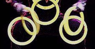 Jonglage lumineux avec cerceaux