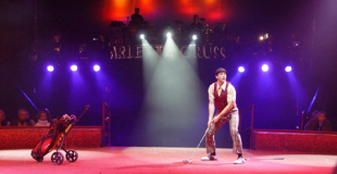 Clown de reprise et jongleur