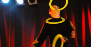 Jonglage lumineux avec cerceaux