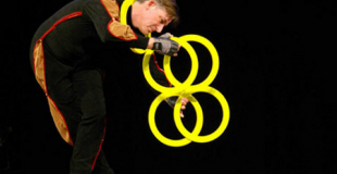 Jonglage lumineux avec cerceaux