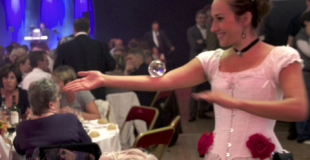 Jonglerie de contact boules de cristal