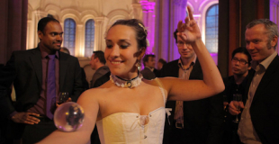 Jonglerie de contact boules de cristal