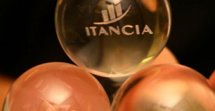 Jonglerie de contact boules de cristal