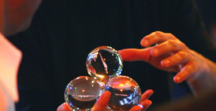 Jonglerie de contact boules de cristal