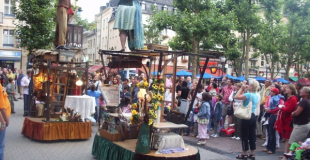 Spectacle de rue déambulatoire, poétique et drolatique