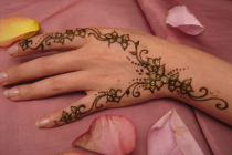 Tatoueuse au henné