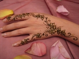Tatoueuse au henné