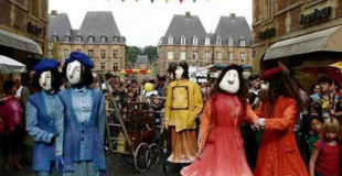 Déambulation par trois comédiens-marionnettistes