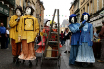 Déambulation par trois comédiens-marionnettistes