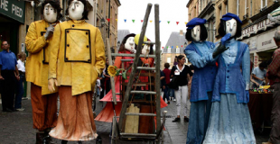 Déambulation par trois comédiens-marionnettistes