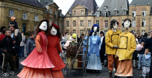 Déambulation par trois comédiens-marionnettistes