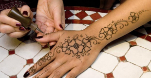 Tatoueuse au henné