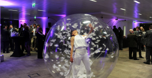 Danseur et danseuses dans des bulles en soirée évènementielle (75)