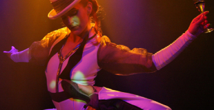 Numéro de contorsionniste pour un repas de seniors (78)