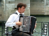 Accordéon et chansons françaises pour un dîner croisière (75)